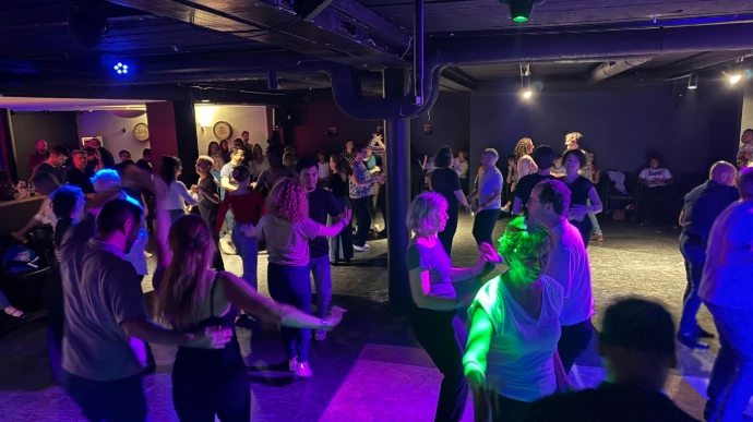 personnes qui dansent